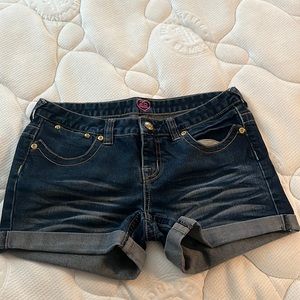 2b Bebe jean short